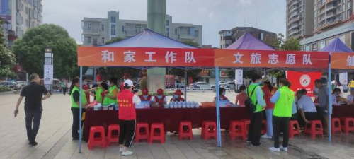 “和家工作室”在廉江文化广场开展“红马甲穿城”志愿活动。
