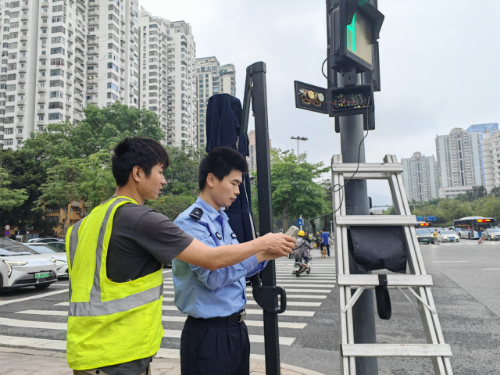 交警支队科技处民警调试“盲人钟”音量