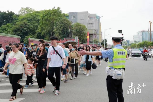 顺德区交警大队将警力最大限度推向路面，投放一线。