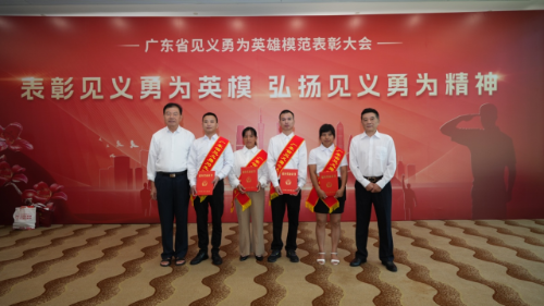 图为张运枚（右二）、魏伟杰（右三）、邓秋芳家属（左二）、陈桂贤家属（左三）