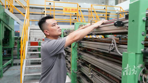 彭智良正在车间工作。