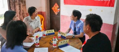 图为深汕检察院把听证会现场“搬”到了申请人家中。