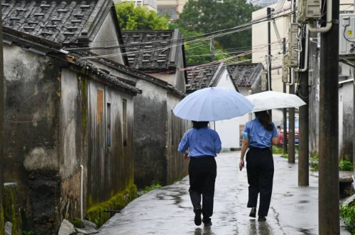 图为深汕检察院工作人员上门服务群众。
