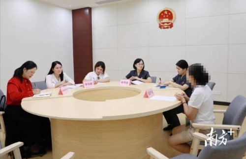 信宜法院法官彭秋香邀请信宜市妇联副主席张婉琼、家儿部部长梁晓运以及信宜市家庭教育协会会长陈文娟，共同对刘某开展家庭教育指导工作。林丹丹 摄