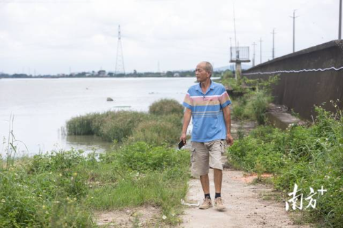 64岁的余福华仍值守在防止学生溺水的第一线，也时刻紧盯非法电鱼行为。