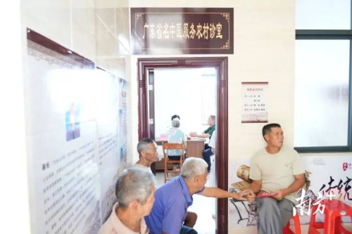 村民在“咱村铺仔”享受名中医专业健康服务。