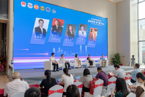 律师、公证员和企业代表围绕企业经营问题进行互动探讨。