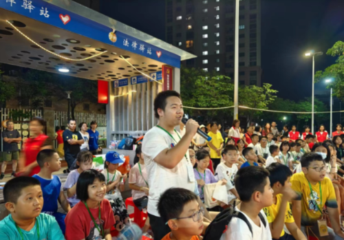 2023年8月，法治实践营学员在高丰法律驿站举办的结营仪式上分享收获与感悟。