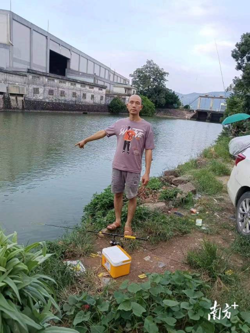 事后应纯亮向记者指出救人位置。