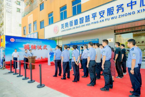 嘉宾参观中心建设情况。