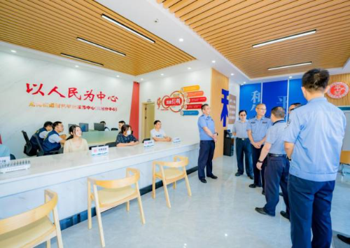 嘉宾参观中心建设情况。