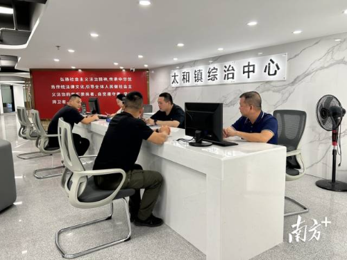 清新区多元共治综合服务中心内，工作人员正在接访群众。