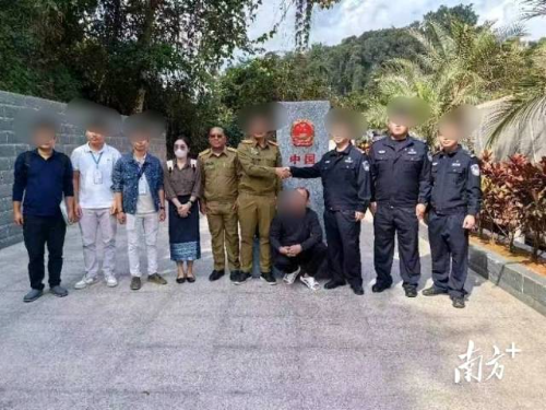 12月15日，老挝警方在我国某边境地区将涉黑恶逃犯徐某移交阳江市公安机关追逃工作组。