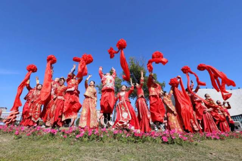 2023年11月22日，江西省抚州市东乡区举行“不要彩礼要幸福”首届集体婚礼仪式。（人民视觉 / 图）