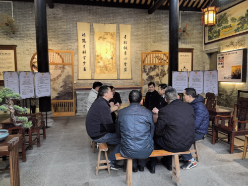图为参加揭牌活动人员在江根村乡贤调解工作室座谈交流。