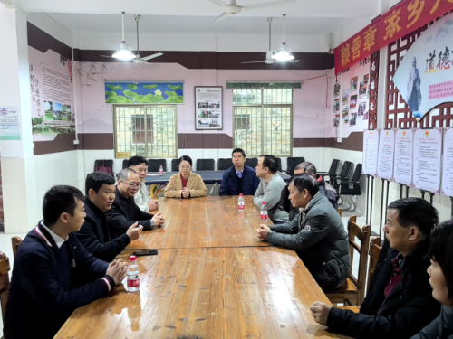 图为参加揭牌活动人员在沙塘村乡贤调解工作室座谈交流。