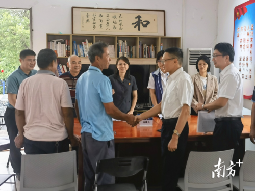 三水法院乐平法庭发挥“法官+祠堂+乡贤”机制作用，诉前调解一批供电合同纠纷，并被《人民日报》报道。三水法院供图