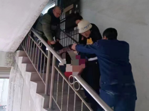 里水镇网格员谭少东等人合力将被困女子抬出火场