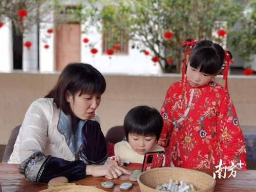 横坊村举办亲子活动，家长与孩子们在石头上作画。受访者供图
