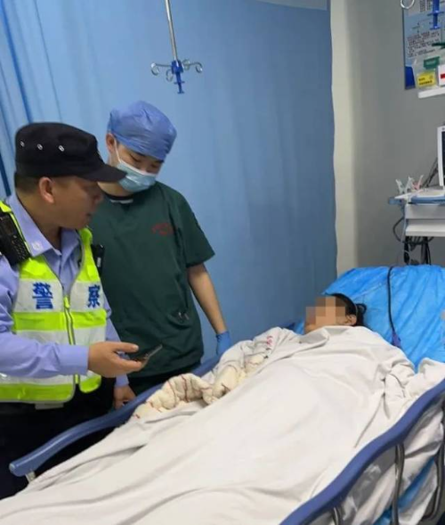 女子被紧急送往金沙洲医院救治