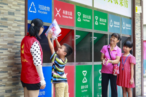 白云区发动网格党员志愿者开展垃圾分类志愿活动 通讯员供图