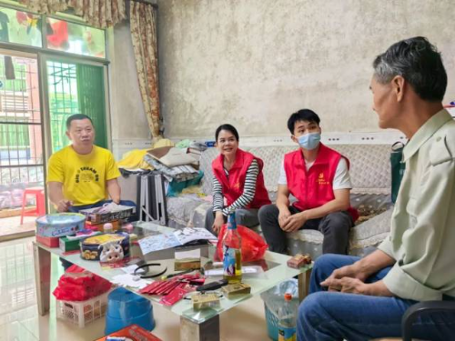 调解小组现场走访了解群众反映的问题。