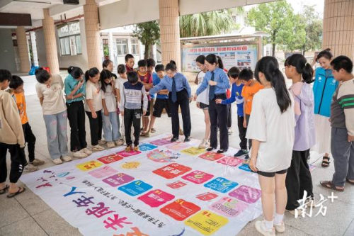 学生在有趣的“普法飞行棋”游戏中收获知识。