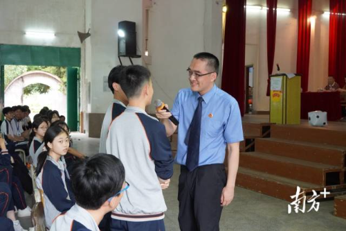 梅县区检察院法治副校长进校园开展法治教育。