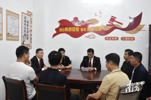 潮南区人民法院陈店镇新溪西村法官工作室指导调解工作。  受访者供图