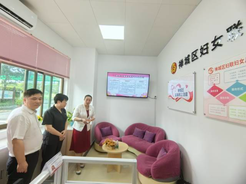 禅城区家事网上法庭在区妇联妇女儿童权益维护工作站挂牌启动。南方+ 阎锋 拍摄