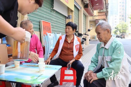 “花姑”朱永花（右二）与周边居民拉家常。