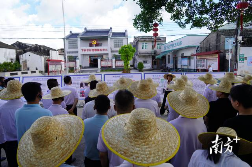  与会人员前往莲华镇下长宁村党群服务中心参观调研。