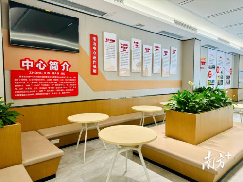 里水镇综治服务大厅等候区。