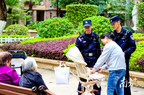 澄华派出所民警守护社区平安稳定。