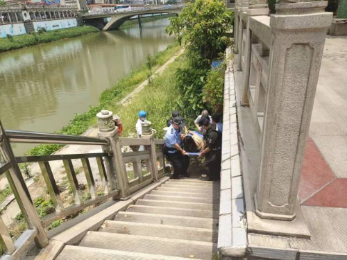 医务人员和民警将女子送往医院。
