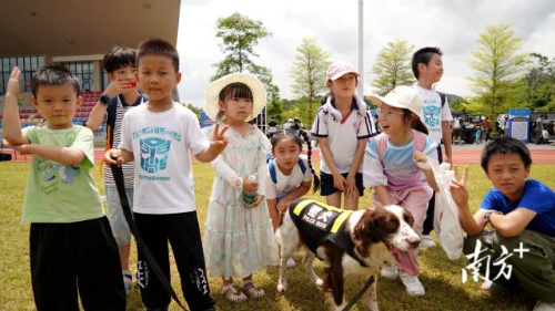 小朋友们进警营与警犬互动  