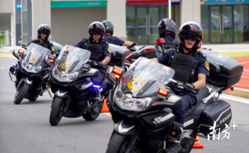 特警铁骑队员驾驶警用摩托车表演“8字”绕桩 