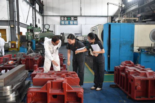 法官向工程师了解相关工艺技术知识。（受访者提供）