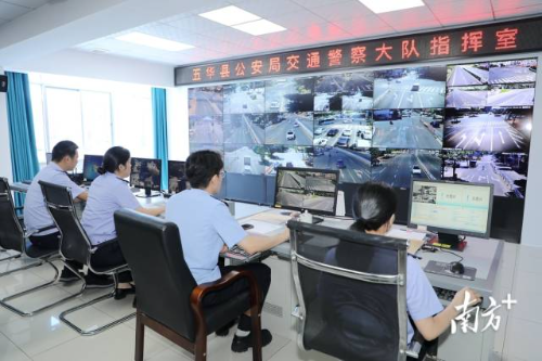五华县公安局交通警察大队指挥室，实时的监控视频提供最新的道路信息。曾文敏 摄