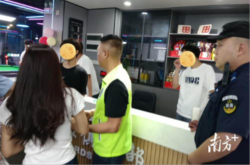 太和镇“春风护苗队”开展夜巡活动，巡查重点娱乐场所是否规范经营，对巡查发现的夜不归宿未成年人进行劝导。