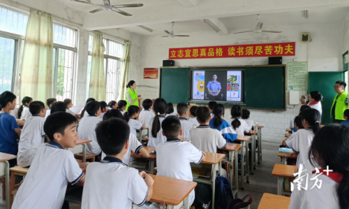 太和镇走进校园开展预防和治理未成年人违法犯罪宣传教育讲座。