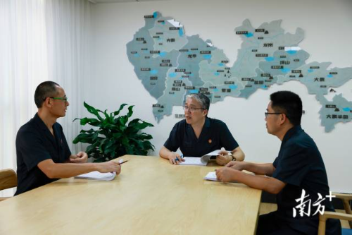 深圳市龙岗区人民法院环境资源法庭庭长施东辉与干警交流案情。