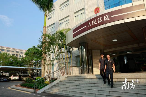 深圳市龙岗区人民法院环境资源法庭法官胡仿柳准备去海上查看珊瑚长势。