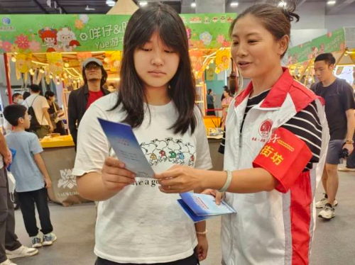 向街坊讲解扫黑除恶斗争知识