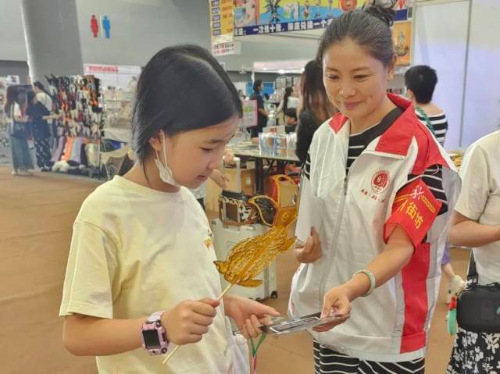 向街坊派发“断卡行动”宣传单张