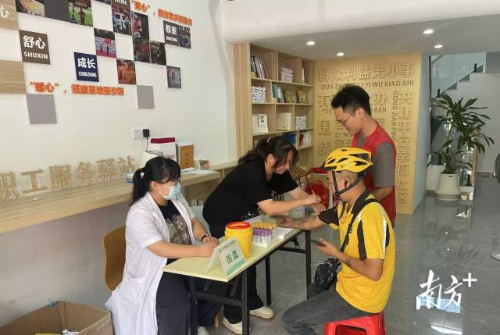 华文社区以社区党群服务中心为基本阵地，打造社区新业态对外服务驿站。  受访者供图