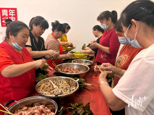 村民参加“粽叶飘香，端午传情”主题志愿服务活动。