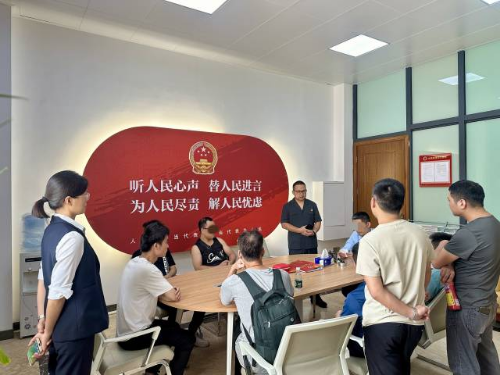 石岩法庭法官及调解员在一线进行人民调解。 