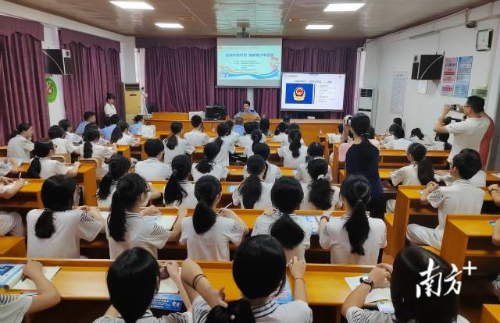 文光派出所联合分局反诈中心、文光街道办事处走进校园开展青少年普法教育系列活动。