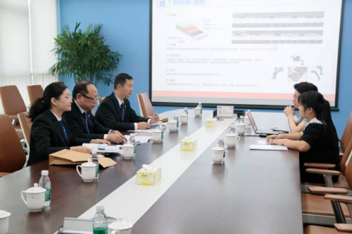 近日，法院审判团队到当事企业进行回访。